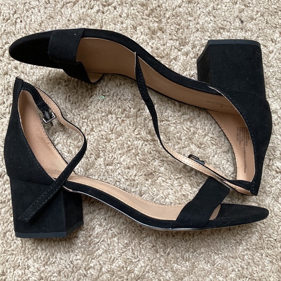 Black Lowered Heeled Shoes - Picture 2 of 3